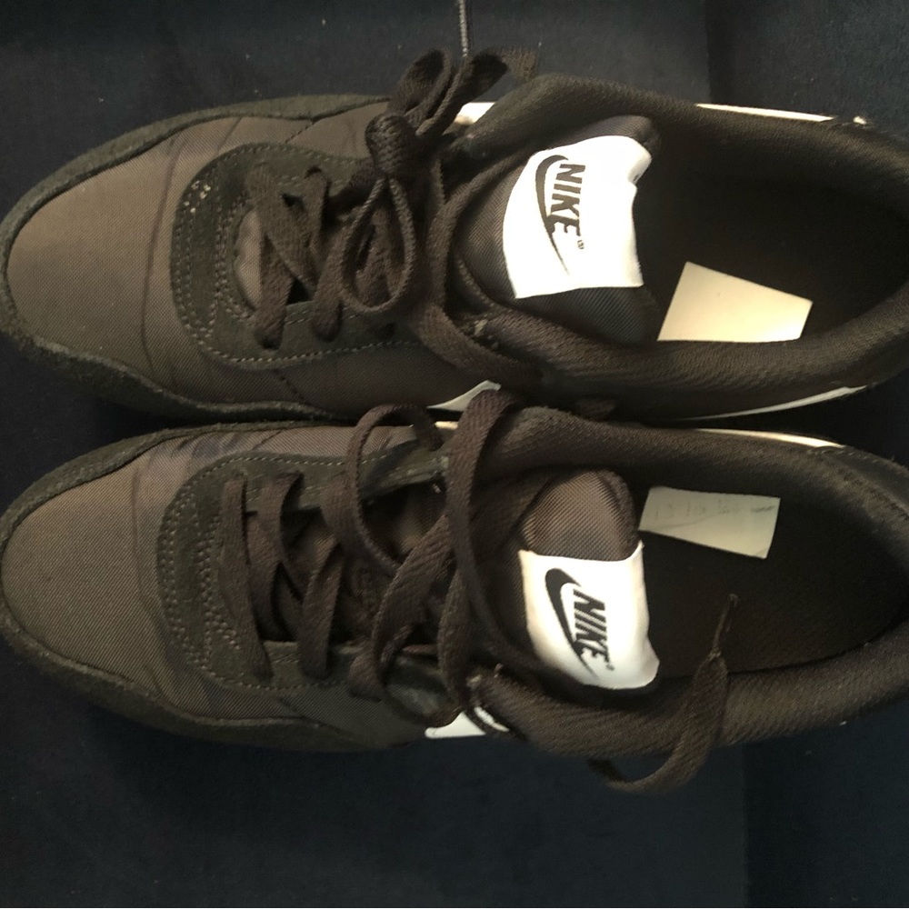 Nike Youth Size 6, like new wore a couple times, excellent condition - Picture 4 of 7